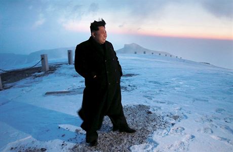 Na vrcholu Pektu. Na snímcích je ticátník Kim ong-un, který má silnou...