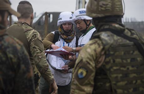 Pozorovatelé mise OBSE na východ Ukrajiny v doprovodu ukrajinských voják.