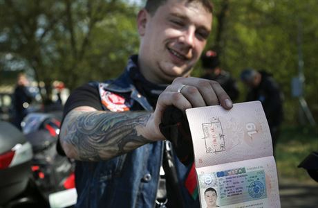 len Noních vlk Pavel Vetkin ukazuje své zruené vízum po návratu od...