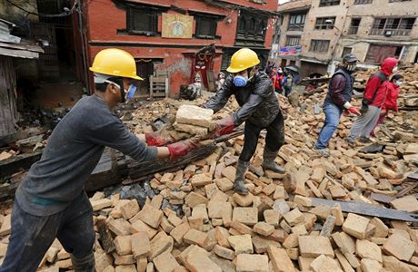 Dobrovolníci odklízejí trosky zícených dom (Káthmándú).