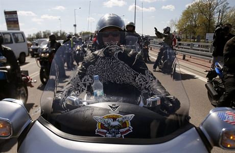 Poltí motorkái ekají u hranic na leny ruské motorkáské skupiny Noní vlci.