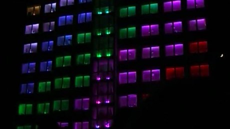 Okna studentských kolejí v Plzni rozblikala light show