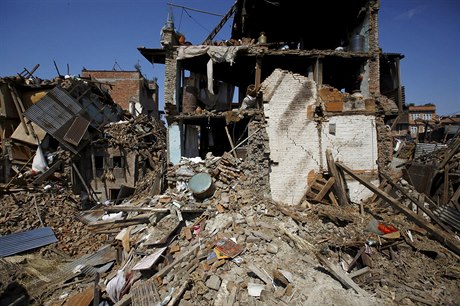 Trosky zíceného obytného domu v nepálském Bhaktapúru po sobotním zemtesení.