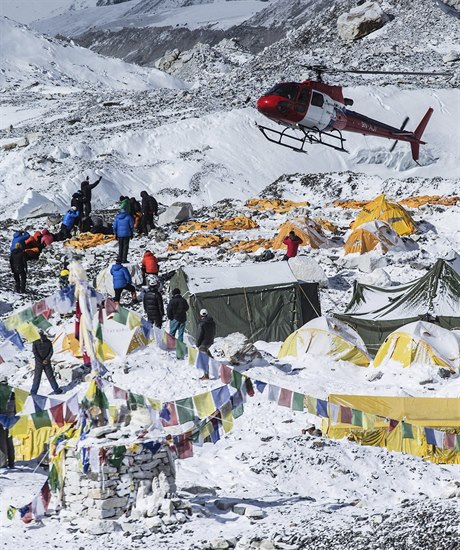 Vrtulník u Mount Everestu - ilustraní