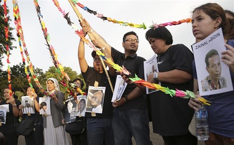 Indonétí aktivisté s portréty devíti odsouzených jet odpoledne demonstrovali...