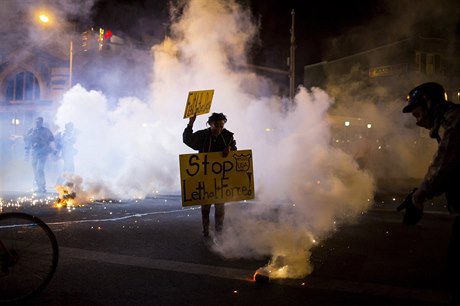 V Baltimoru pokraovaly protesty, policie musela pouít kouové granáty.