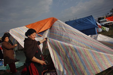 Obyvatelé Nepálu u nkolik dní spí pod improvizovanými písteky.