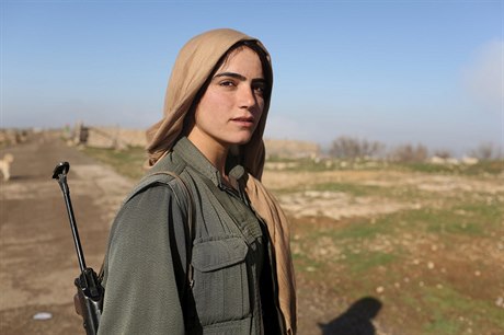 Jedna z kurdských en, bojujících proti Islámskému státu.