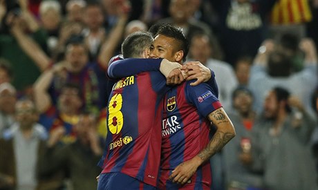 Andrés Iniesta (vlevo) se raduje s Neymarem.