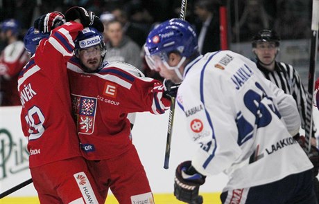Čeští hokejisté oslavují vstřelenou branku do sítě Finska.