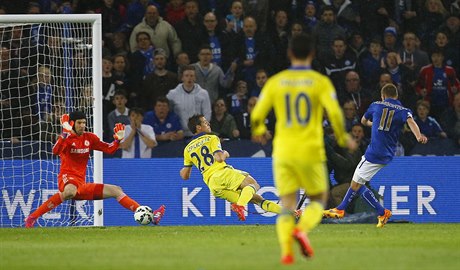 Marc Albrighton překonává Petra Čecha v bráně Chelsea.