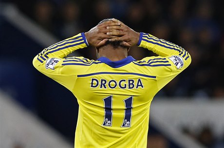 Drogba jet v dresu Chelsea.