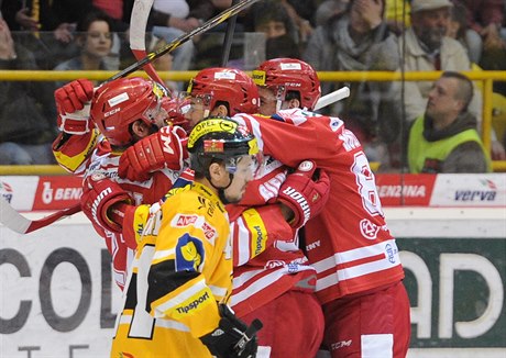 Hokejisté Třince slaví gól v šestém finále v Litvínově.