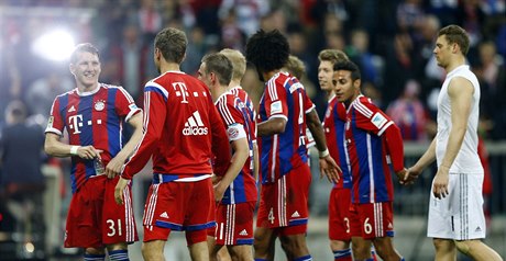 Fotbalisté Bayernu Mnichov jsou potřetí za sebou německými mistry.