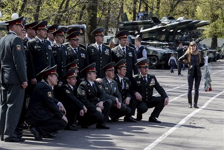 Ukrajintí dstojníci po absolutoriu vojenské akademie v Kyjev.