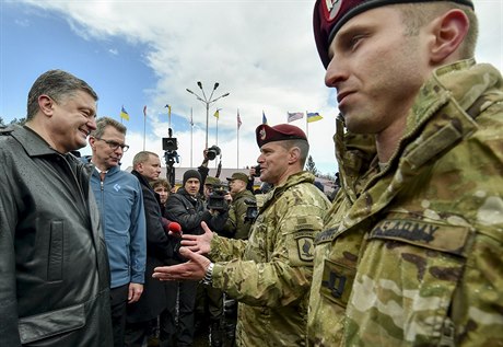 Ukrajinský prezident Petro Poroenko se úastní spoleného vojenského cviení...