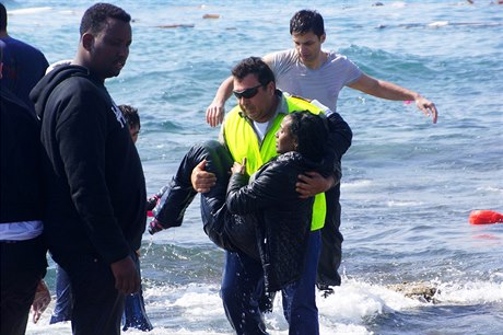 Zachránna. ecká pobení strá zachrauje imigranty, jejich lo ztroskotala...