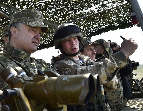 Prezident Petro Poroenko (vlevo) dohlíí na vojenské cviení ukrajinské armády...