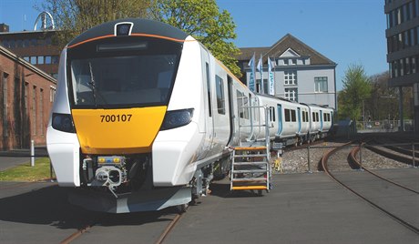 Vlaky spolenosti Thameslink zastavují na nejfrekventovanjích londýnských...