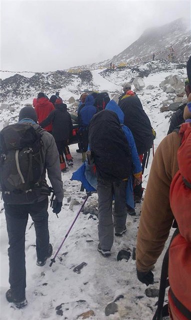 Horolezci mají zakázáno pokraovat ve výstupu a musí zpt do základního tábora.