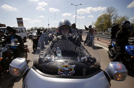 Poltí motorkái ekají u hranic na leny ruské motorkáské skupiny Noní vlci.