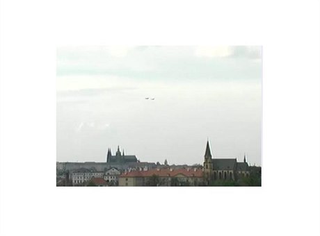 Pelet dvou armádních letoun Jas-39 Gripen nad Praským hradem pipomnl konec...
