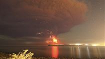 Kouř a láva z chilské sopky Calbuco bylo možné pozorovat od břehu jezera...