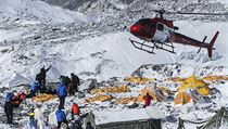 Neplsk zemtesen spustilo na Mount Everestu lavinu s kamenm.