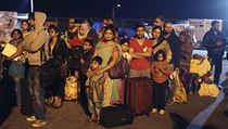Dlouh fronty lid, kte ekaj na evakuaci z metropole Kthmand