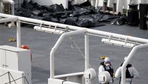 Těla obětí na palubě italské lodi. Mrtví uprchlíci budou pohřbeni na Maltě.