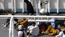 Běženci, kteří přežili víkendovou tragédii, odpočívají na palubě italské...