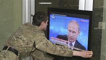 Prorusk separatista na Donbasu sleduje pm penos z televizn besedy...