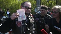 Člen Nočních vlků Andrej Bobrovsky ukazuje své zrušené vízum (Brest).