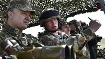 Prezident Petro Poroenko (vlevo) dohl na vojensk cvien ukrajinsk armdy...