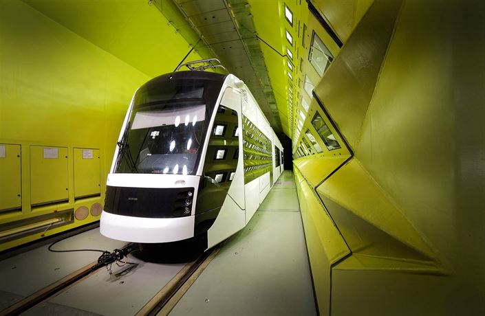 Tramvaj z �ady Avenio ur�ená pro katarské Dauhá. Pro�la i klimatickým zku�ebním...