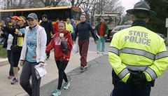 Bce vystupující z autobus stráí policie. Letoní bostonský maraton se bí...