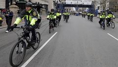 Policejní hlídka projídjící cílovou rovinku 119. bostonského maratonu.