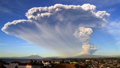 Výbuch chillské sopky Calbuco poblí msta Puerto Montt.