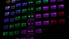 Okna studentských kolejí v Plzni rozblikala light show