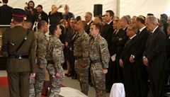 Vojáci i politici uctívají památku prvních 24 obtí nedlního netstí ve...