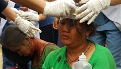 Oetování zranných poté, co Nepál zasáhlo silné zemtesení.