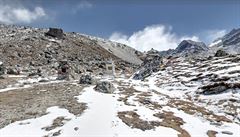 Základní tábor Makalu (5250 m n. m.) pod vrcholem Mount Everestu (8463 m n. m.)