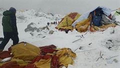 Mrtví pod Mt. Everestem. Zemětřesení spustilo lavinu, zabila 18 horolezců