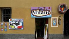 Obrazy ped vchodem do obchodu v ásti Navigli v Milán.