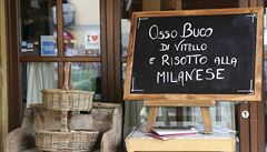 Cedule ped restaurací láká na hlavní chod dne v ásti Navigli v Milán.
