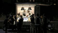 Lidé ekají na jídlo z pojízdného oberstvení v centru Milána.