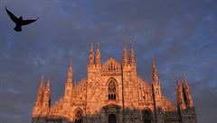 Milánská katedrála Duomo pi západu slunce.