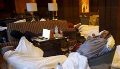 Hosté pespávají po niivém zemtesení v hale luxusního hotelu v Káthmándú v...