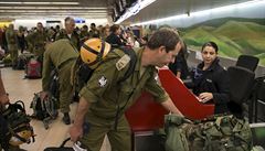 Izraeltí vojáci na Ben Gurionovu mezinárodním letiti blízko Tel Avivu jsou...