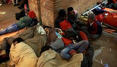 Lidé spící ped odletovým terminálem na letiti v Káthmándú.